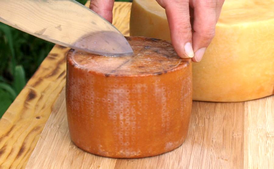 Dieser Käse wurde geräuchert und dann trocken reifen lassen.