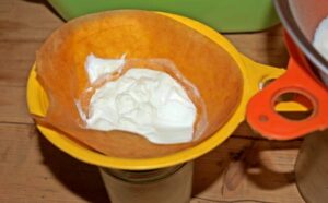 Frischkäse selbst machen aus Joghurt der abgetropft wird.