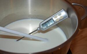 Die Milch rührend auf 85°C erwärmen.